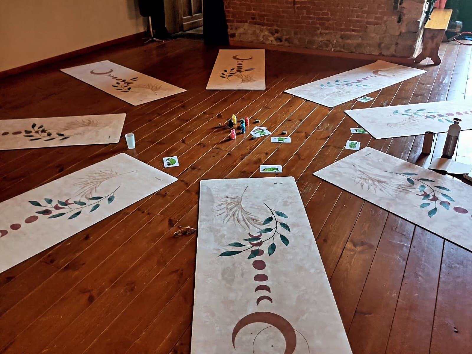 Les tapis de yoga peints à la main, disposés en cercle avant une séance
